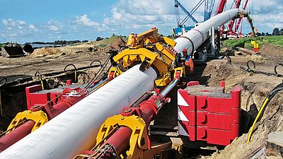 Pipe Thruster im Einsatz auf einer Baustelle mit blauem Himmel