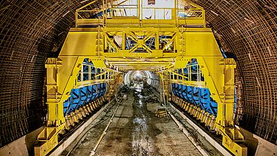 Gelber Tunnel Shutters im Einsatz auf einer Baustelle 