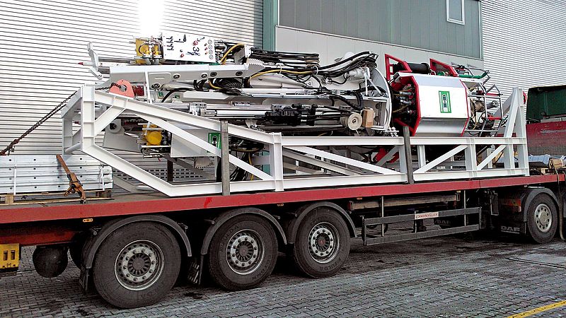 Transport einer Shaft Drilling Jumbo mit einem horizontalen Transportrahmen auf einem LKW