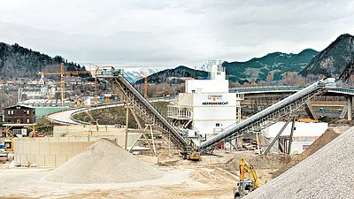 Eine Separationsanlage im Einsatz auf einer Baustelle mit einer Berglandschaft im Hintergrund.