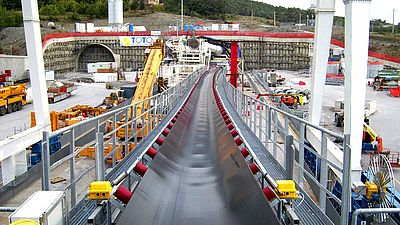 Ein Förderbandsystem im Einsatz auf einer Baustelle